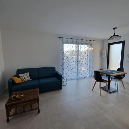 Apartment Terre De Crussol - 3 Etoiles En Ardeche, Avec Piscine Et Clim, 2-4 Personnes *