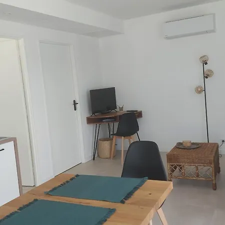 Apartment Terre De Crussol - 3 Etoiles En Ardeche, Avec Piscine Et Clim, 2-4 Personnes