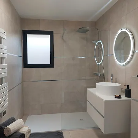 Apartment Terre De Crussol - 3 Etoiles En Ardeche, Avec Piscine Et Clim, 2-4 Personnes *